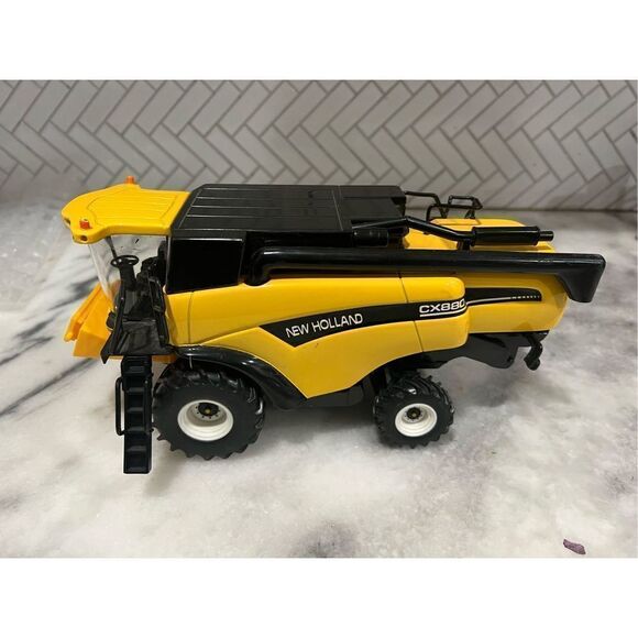 New Holland CX880 Britain Model 1:32 Reaper. Incomplete - Picture 1 of 10